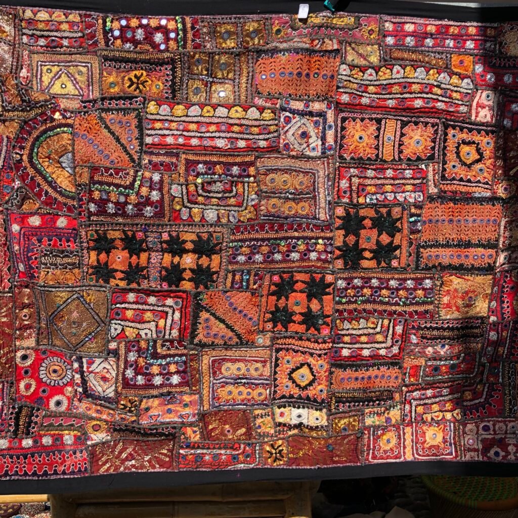 Tenture antique patchwork de zari, broderies de fils métal et broderie du kutch avec miroirs