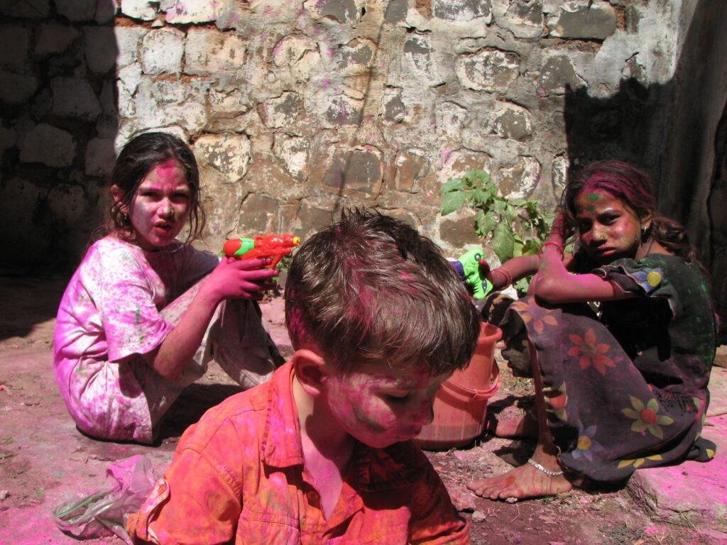 holi enfants amarkantak