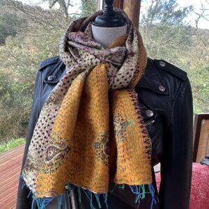 echarpe kantha rose clair fleuri et jaune moutarde 3