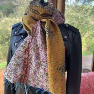 echarpe kantha rose clair fleuri et jaune moutarde 5